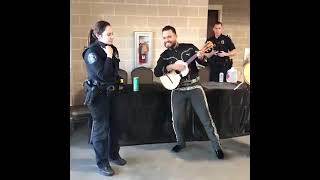 No Olvida Sus Raices Mujer Policia Americana canta Los Laureles [upl. by Chick]