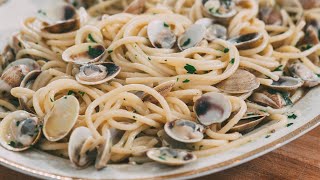 Spaghetti alle vongole cremosi La vera ricetta tradizionale [upl. by Adnoyek]