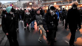 Fußtritt gegen Pressefreiheit FPÖDemo gegen Impfzwang Wien 11122021 [upl. by Enyrehtak788]