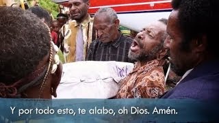 una tribu recibe con lagrimas la biblia por primera vez [upl. by Eidroj346]