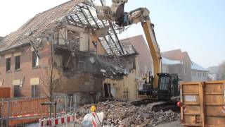 Bagger im Einsatz  Caterpillar macht altes Haus platt [upl. by Yssirc653]