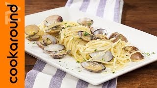 Spaghetti alle vongole in bianco  Ricetta di pesce [upl. by Nadroj197]