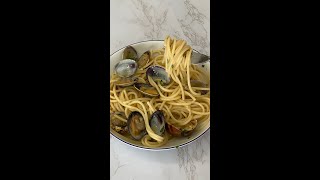 Spaghetti alle vongole ricetta originale shorts [upl. by Kcirederf]