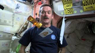 La cuisine spatiale de Chris Hadfield [upl. by Nyleuqaj]