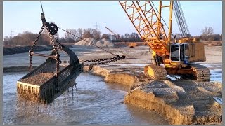 Liebherr HS 883 Seilbagger mit Schleppschaufel im Einsatz  Dragline digging gravel [upl. by Geralda]