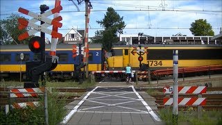 Spoorwegovergang Oss  Dutch railroad crossing [upl. by Rudman]